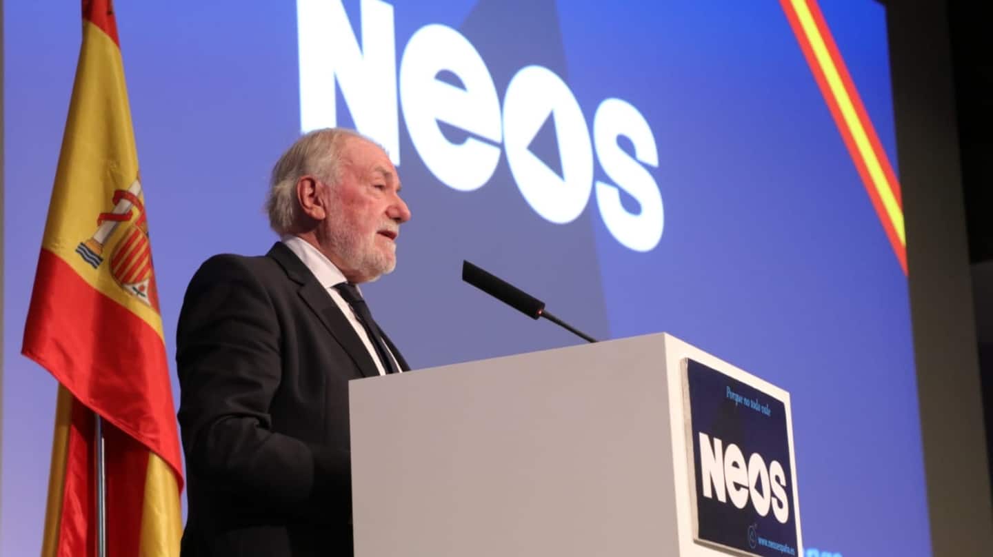 El presidente de NEOS y exministro de Interior, Jaime Mayor Oreja, en un acto de la entidad