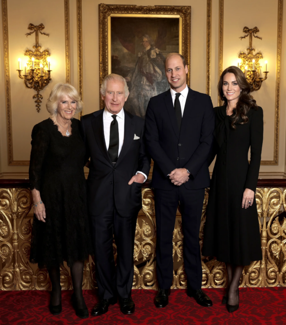 Retrato de Camilla, Carlos, Guillermo y Kate difundido por Buckingham en octubre de 2022, un día antes del funeral por Isabel II.