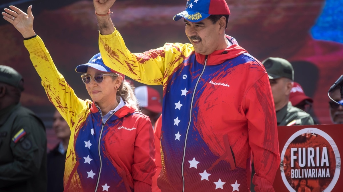 El presidente de Venezuela, Nicolás Maduro, junto a la primera dama de Venezuela, Cilia Flores, participan en un acto