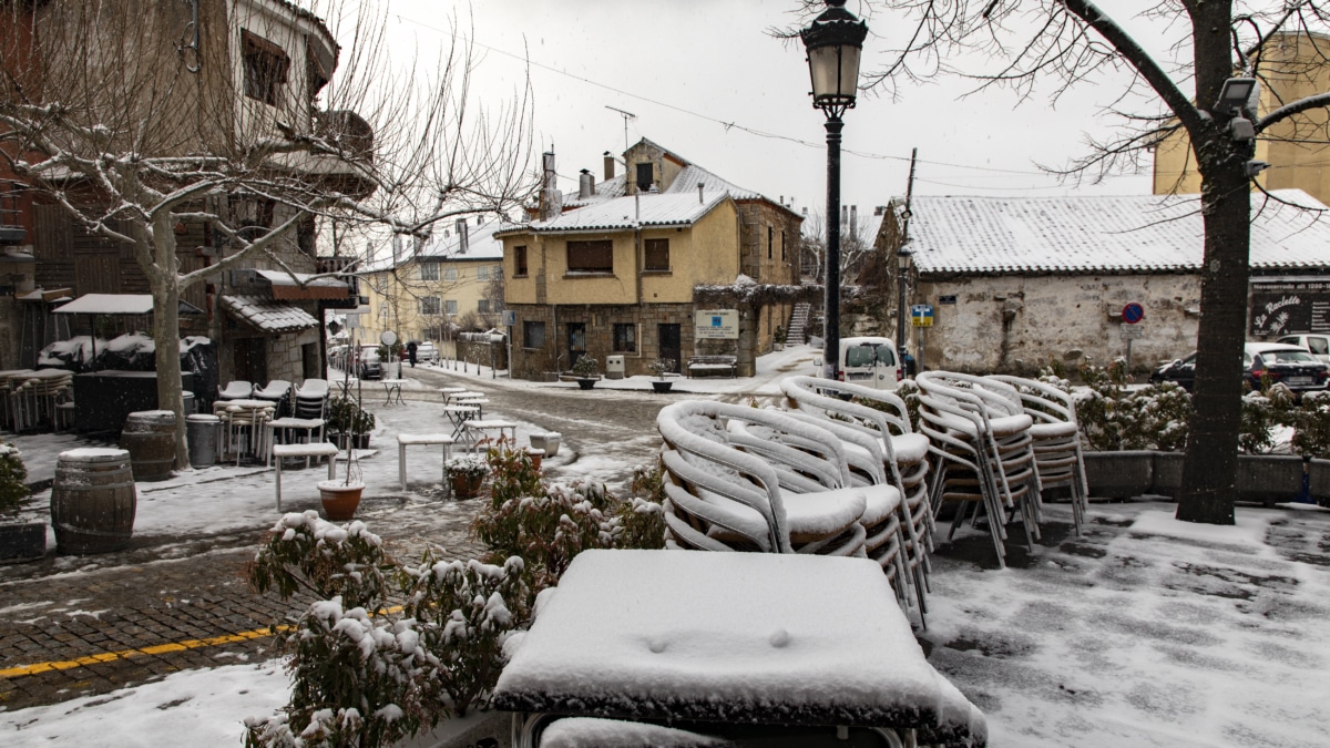 La acumulación de nieve mantiene la alerta amarilla en la Sierra de Madrid