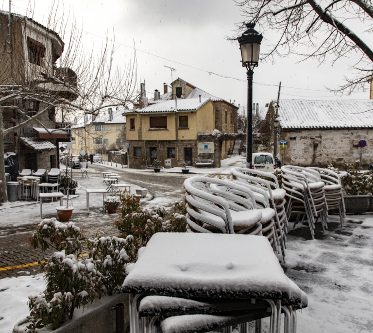 La acumulación de nieve mantiene la alerta amarilla en la Sierra de Madrid