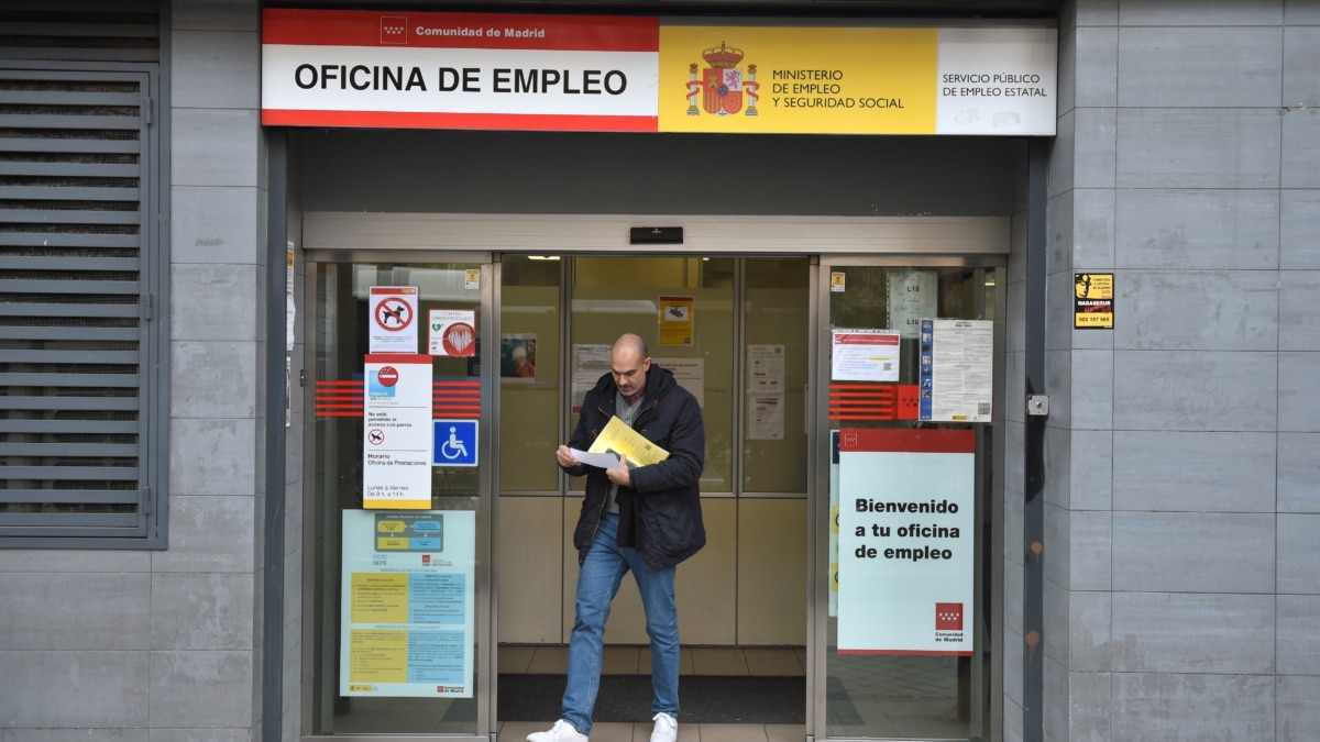 Un hombre sale de una oficina de empleo en la Comunidad de Madrid.