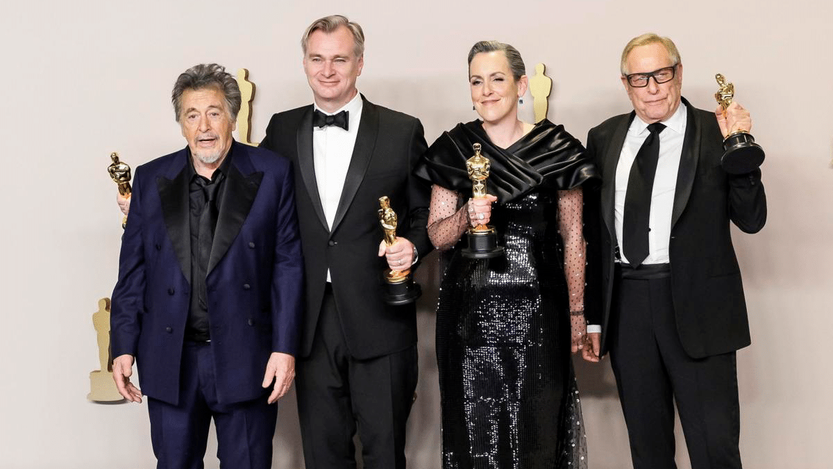 Christophen Nolan posa con los productores de 'Oppenheimer', Emma Thomas y Charles Roven, junto al actor Al Pacino, que les hizo entrega del premio, este domingo en Los Ángeles.