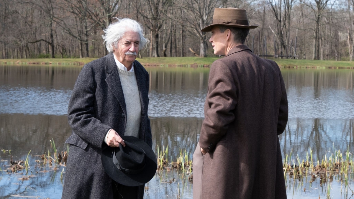 Tom Conti y Cillian Murphy como Einstein y Oppenheimer en la premiada película de Christopher Nolan.