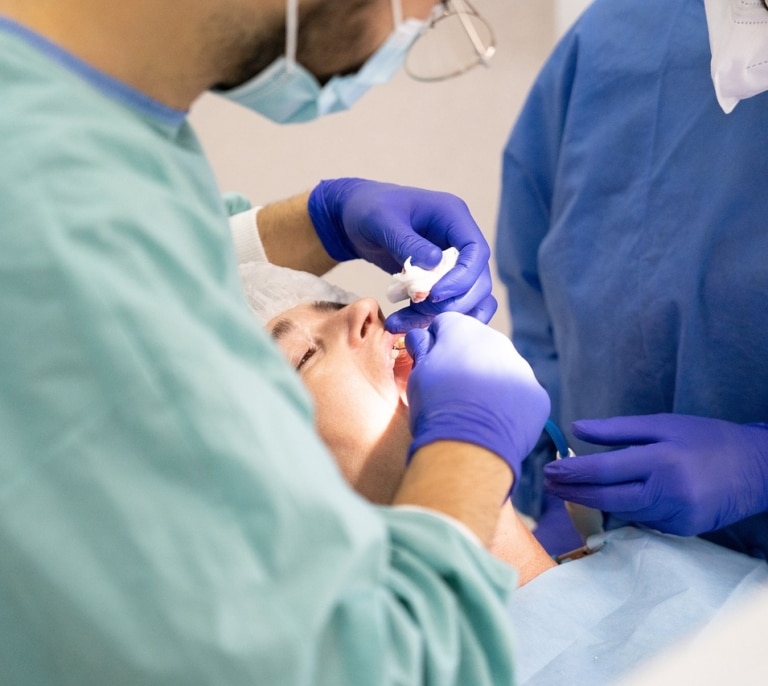 Fluoruro de diamina de plata: el revolucionario y económico método contra la caries