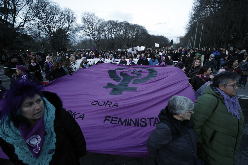 Varios miles de personas se manifiestan por las calles de Pamplona, convocadas por el Movimiento Feminista, para denunciar situaciones como las que se viven en el ámbito de los cuidados y reivindicar derechos con lemas como: 'No me des un día dame mis derechos'