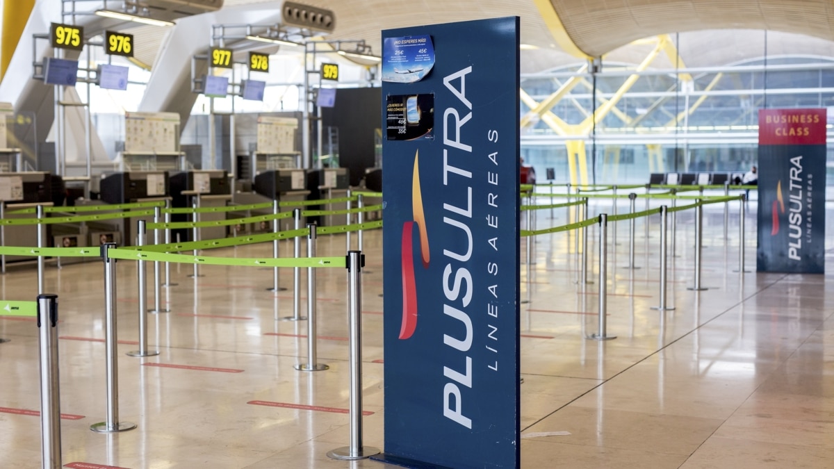 Un panel muestra información sobre vuelos de la aerolínea Plus Ultra, en el aeropuerto de Madrid - Barajas Adolfo Suárez
