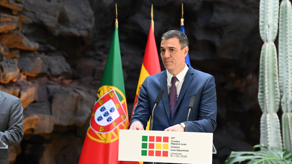 El presidente del Gobierno, Pedro Sánchez, durante una rueda de prensa tras la firma de acuerdos, durante la celebración de la XXXIV Cumbre Hispano-Portuguesa.