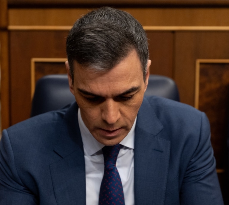 Pedro Sánchez se muerde la cola tras 'resucitar' a Puigdemont