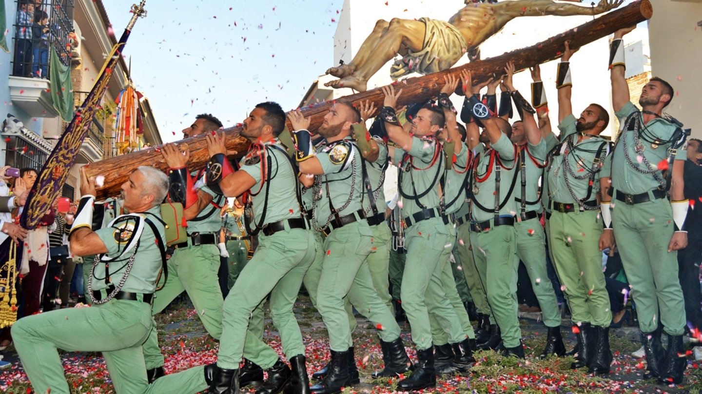 Legionarios durante una procesión de Semana Santa.