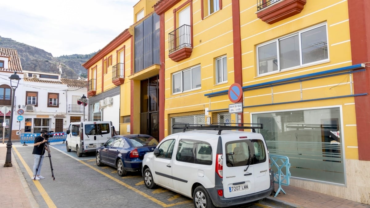 Vista de la calle Lealtad donde en la madrugada del sábado del domingo un vecino del pueblo asesinó a su expareja y acto seguido se quitó la vida en un nuevo de caso de violencia de género.