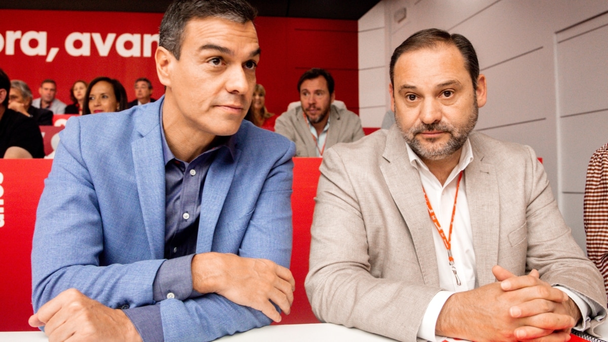 El presidente del Gobierno, Pedro Sánchez, junto a José Luis Ábalos, en la reunión del Comité Federal del PSOE, en Madrid (España) el 28 de septiembre de 2019.