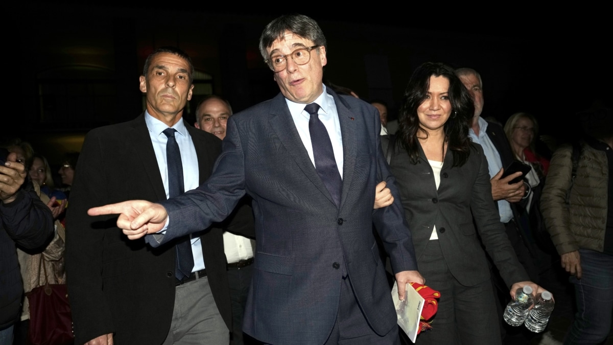 El expresidente de la Generalitat Carles Puigdemont, junto a su pareja, Marcela Topor (d), tras la conferencia que ha ofrecido en el ayuntamiento de Elna (Francia) en la que ha anunciado que se presentará a las elecciones catalanas del próximo 12 de mayo con el objetivo de lograr su "restitución" en la presidencia de Cataluña tras haber sido destituido con el artículo 155 de la Constitución en 2017.