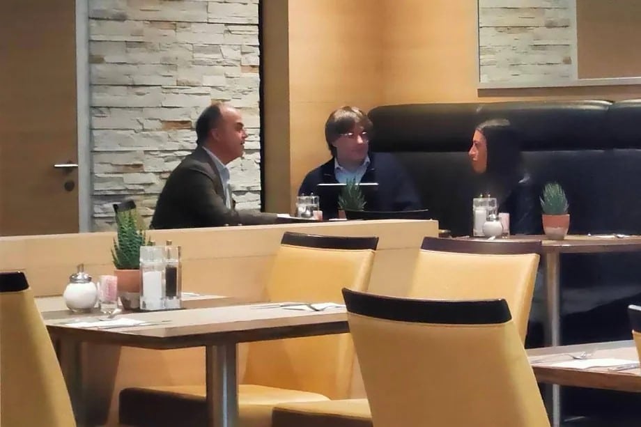 El 'expresident' Carles Puigdemont (c), junto a Jordi Turull (i), secretario general del Junts, y Míriam Nogueras, portavoz de los posconvergentes en el Congreso, pillados este 16 de marzo de 2024 en un hotel de Zúrich, en Suiza.