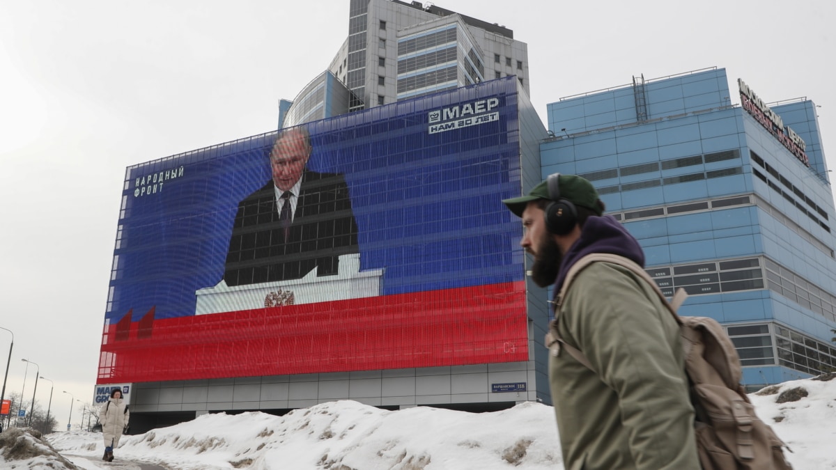 Una pantalla gigante reproduce el discurso de Putin en Moscú