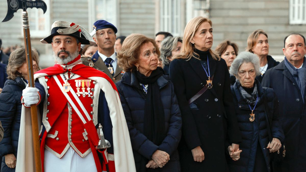 La reina Sofía, la infanta Cristina e Irene de Grecia asisten a la salida de la procesión del Santísimo Cristo de los Alabarderos este Viernes Santo en el Palacio Real de Madrid.