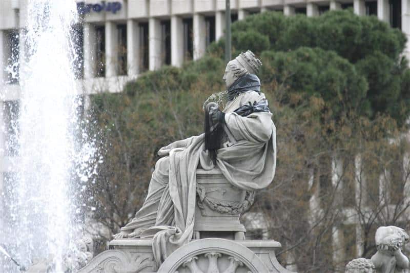 La estatua de Cibeles en Madrid adornada con un crespón negro por las víctimas del 11-M. ('Madrid In Memoriam')