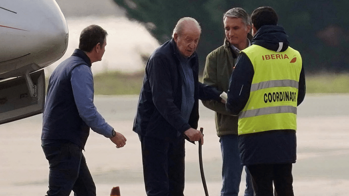 El rey Juan Carlos a su salida del avión en Vitoria.