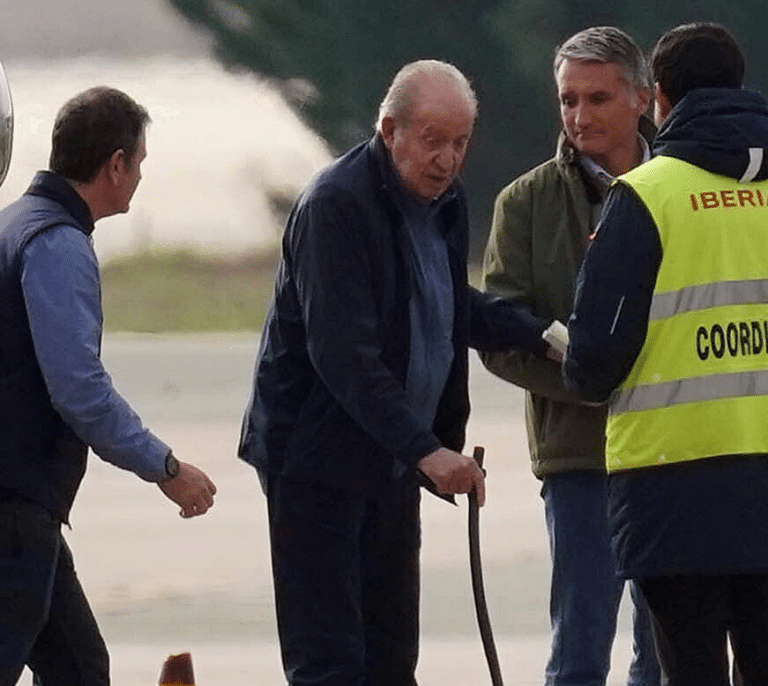 El rey Juan Carlos aterriza en Vitoria para someterse a una revisión médica