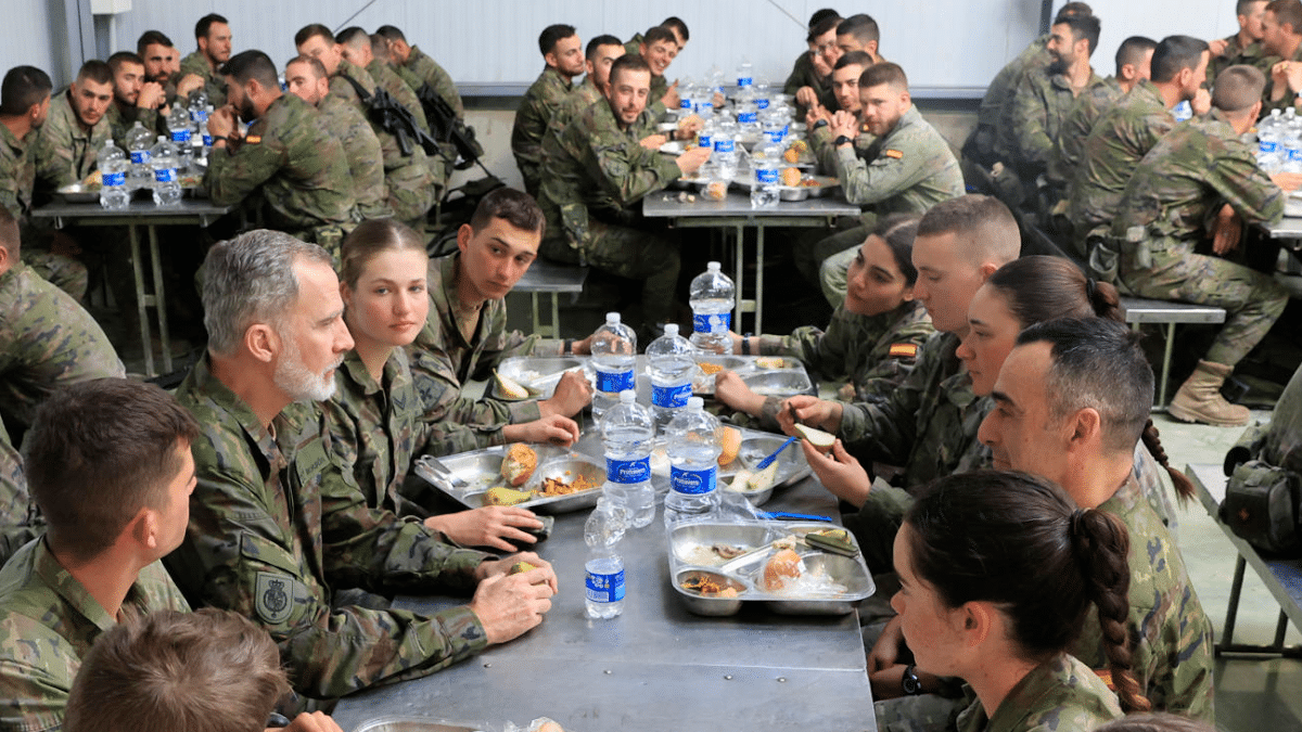 El rey Felipe VI durante el almuerzo con la princesa Leonor y el resto de alumnos de la Academia General Militar el pasado viernes 15 de marzo.