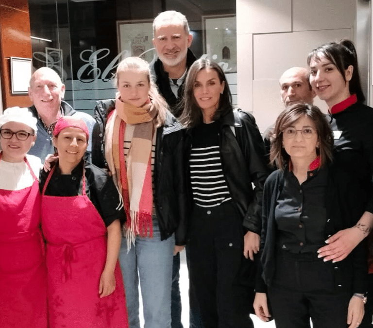 Parada y fonda de los reyes y Leonor en un 'templo' del ternasco