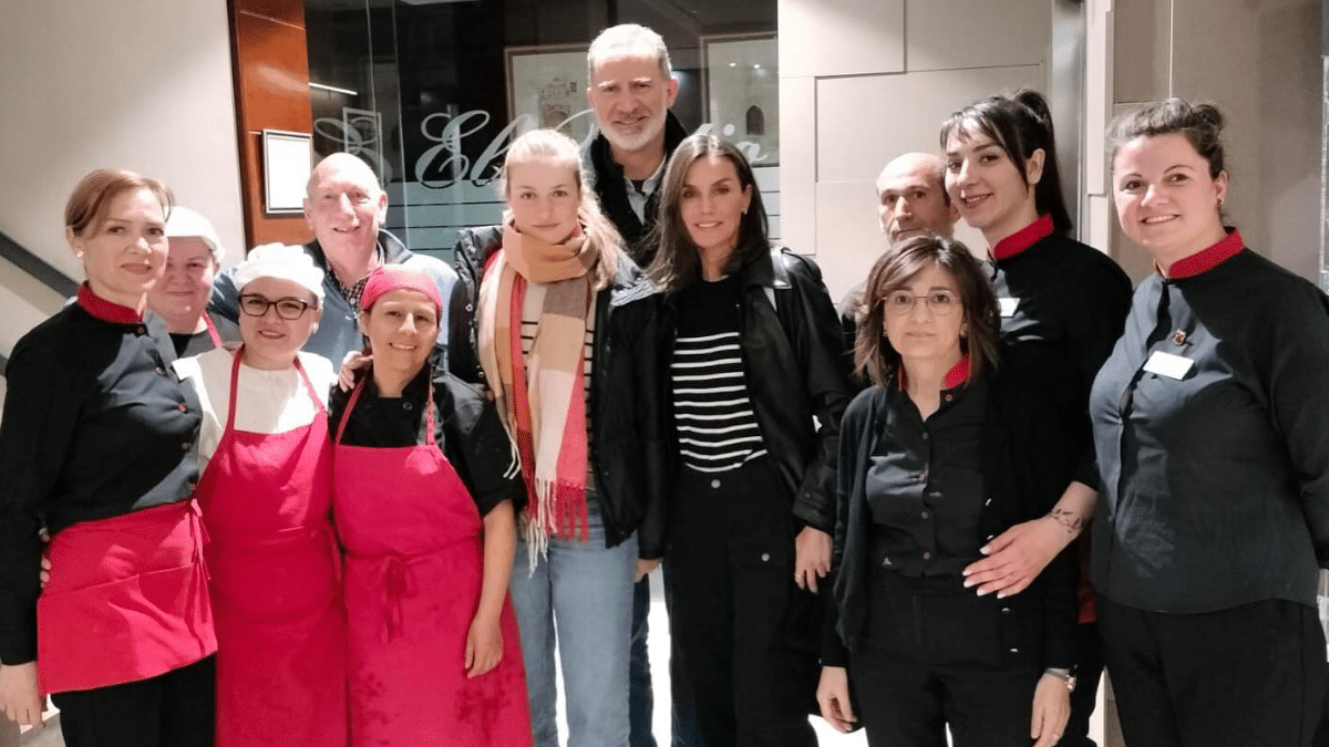 Los reyes y la princesa Leonor posan con parte del equipo del hotel restaurante El Patio.