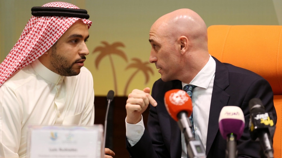 El presidente de la Real Federación Española de Fútbol, ​​Luis Rubiales (R), habla con el presidente de la Autoridad General Deportiva Saudita (GSA), el príncipe Abdulaziz bin Turki Al-Faisal