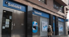 Sabadell entra en la ‘guerra’ del ahorro y premia a sus clientes con hasta 250 euros si llevan a sus amigos a la entidad