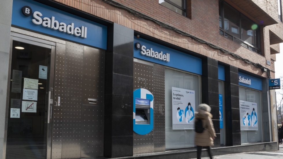 Banco Sabadell gana un 50% más pese a los 192 millones del impuesto extraordinario