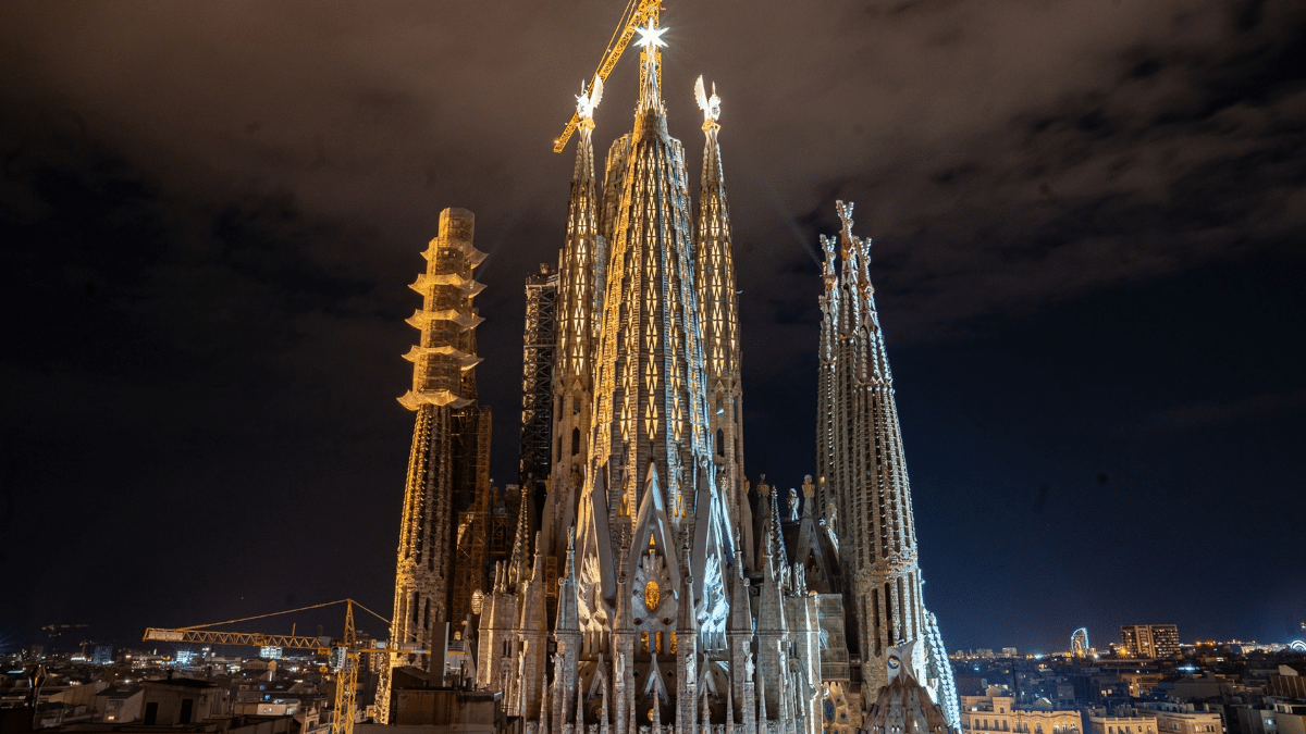 Imagen nocturna de la Sagrada Familia durante el acto de iluminación de las torres de los evangelistas Lucas y Marcos en diciembre de 2022.