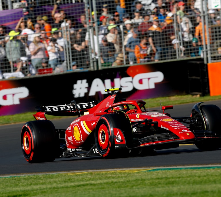 Sainz hace de Verstappen y reina en el GP de Australia