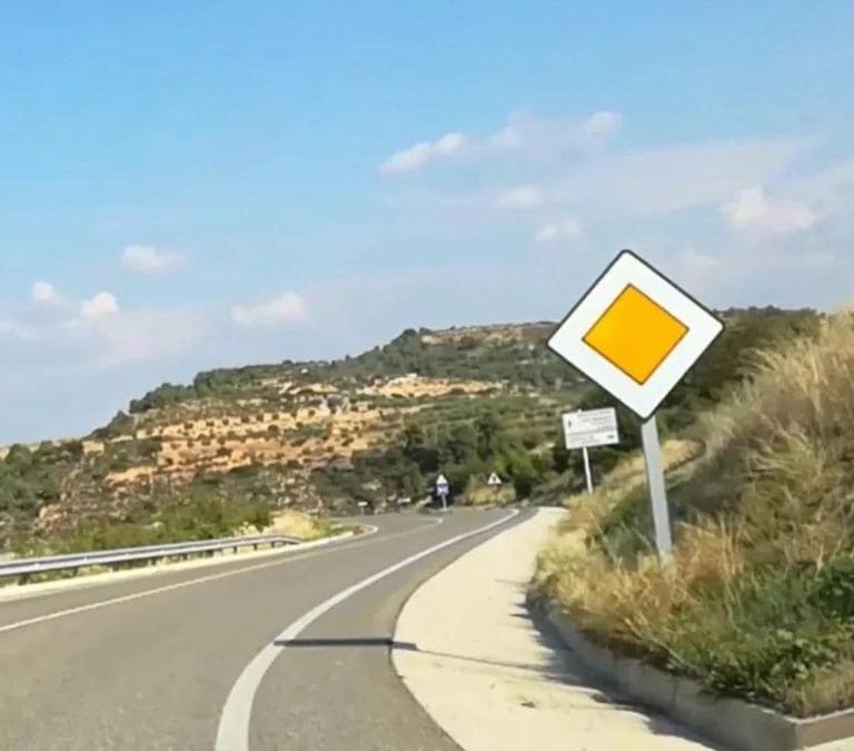 ¿Qué indica esta señal conocida como el huevo frito?