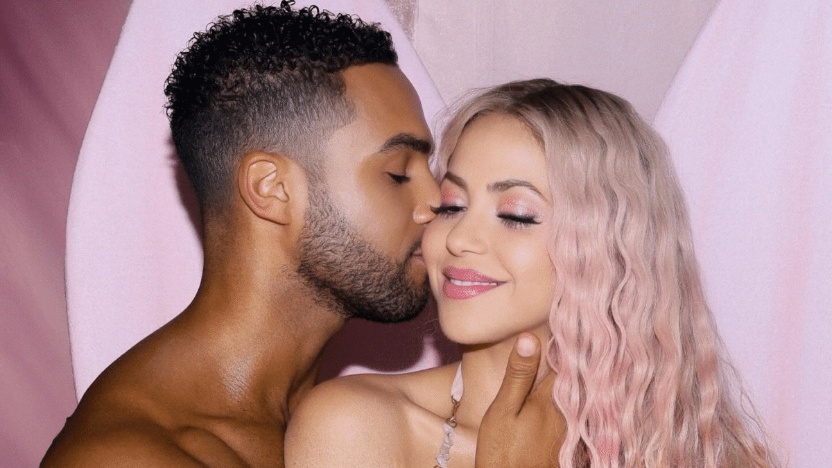 Shakira posa con Lucien Laviscount en una de las fotos promocionales de su nuevo single 'Puntería'.