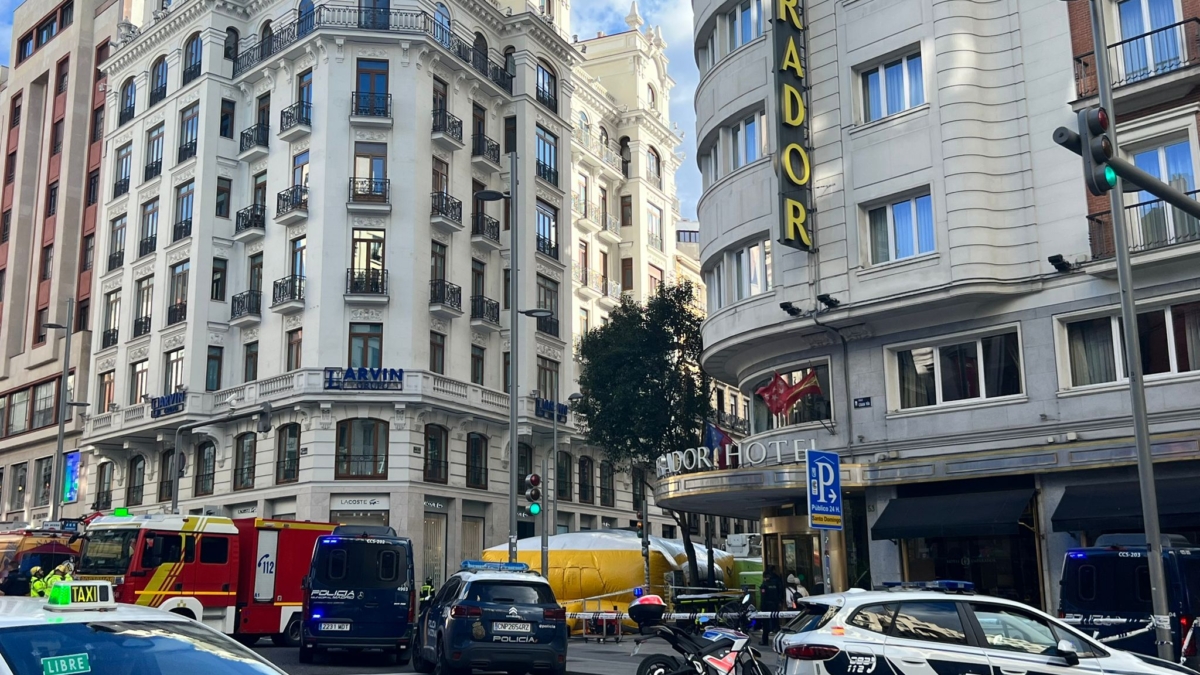 Dispositivo en la Gran Vía por la presencia de un individuo en la fachada del Hotel Emperador