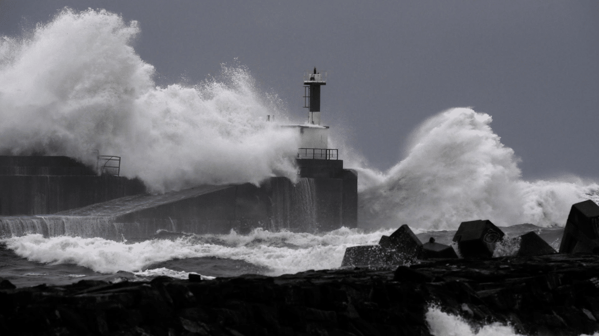 Fuerte oleaje en San Esteban de Pravia (Asturias), donde un turista británico falleció ayer arrastrado por las olas. Fue una de las cuatro víctimas mortales que se cobró el temporal este Jueves Santo.