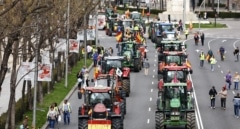 Miles de agricultores vuelven a manifestarse en Madrid y donan 135 litros de aceite como protesta por la subida de precios