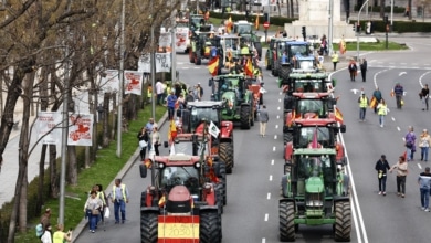 Miles de agricultores vuelven a manifestarse en Madrid y donan 135 litros de aceite como protesta por la subida de precios