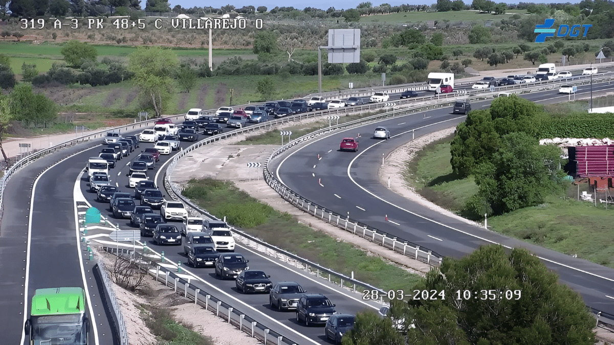 La A-3 a su paso por Villarejo de Salvanés (Madrid), poco después de las 10 y media de la mañana de este Jueves Santo.