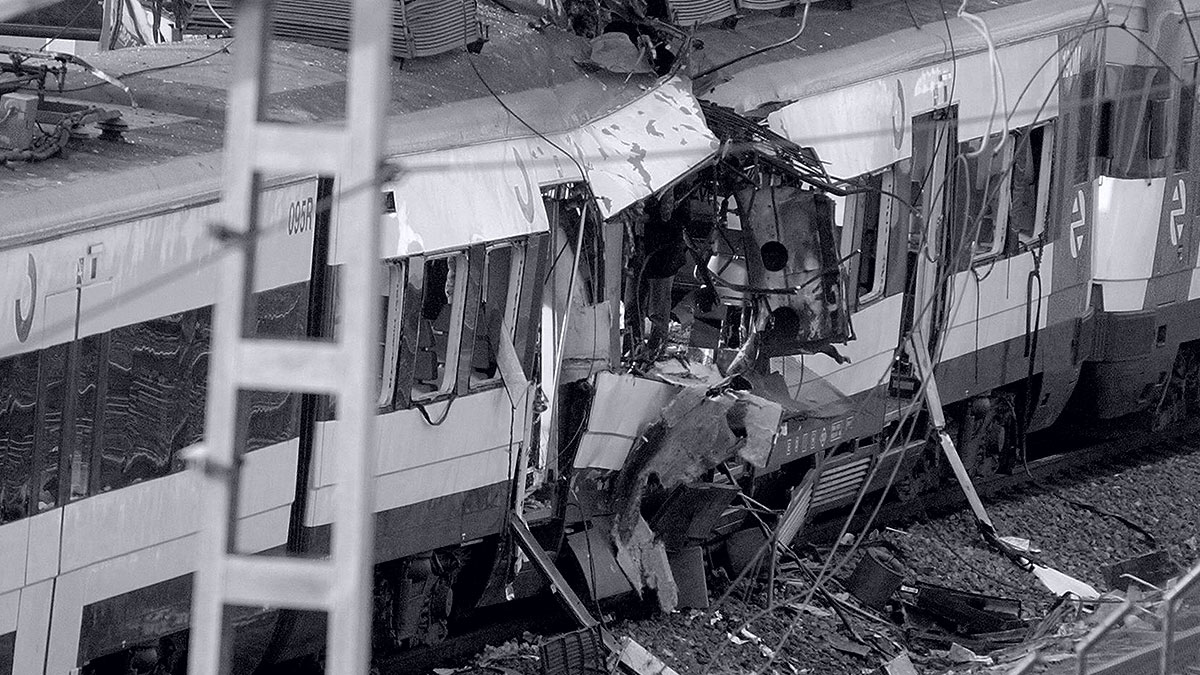 Uno de los trenes que explotaron llegando a Atocha.
