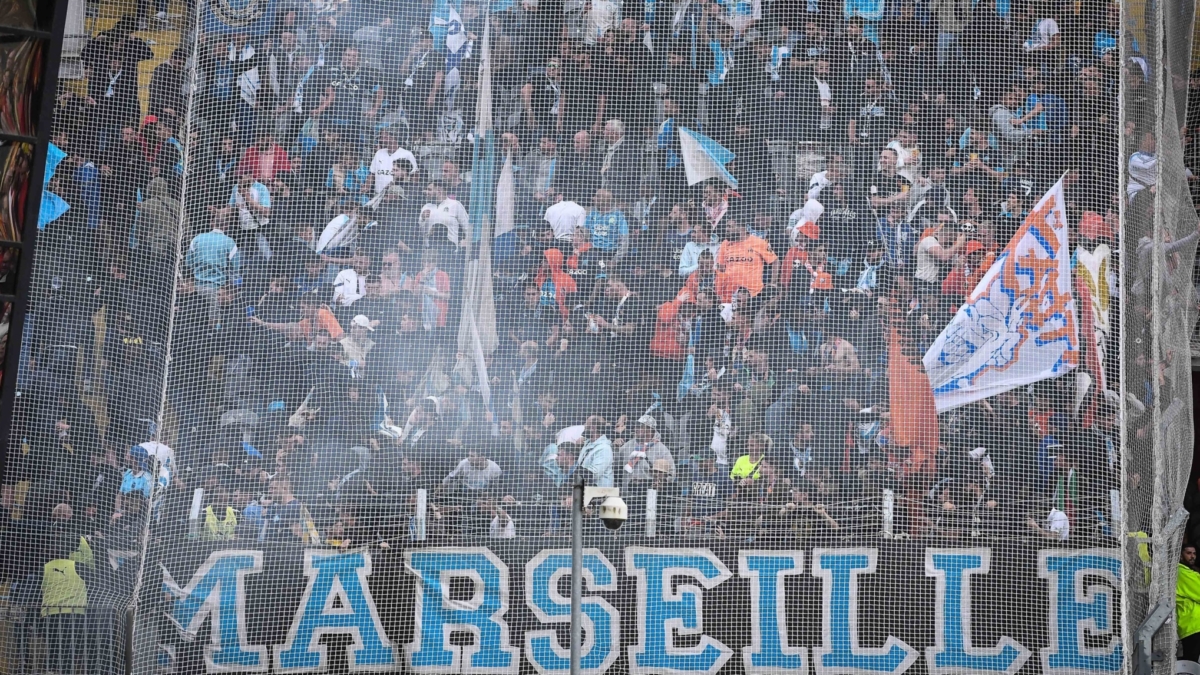 Radicales del Olympique de Marsella en un partido de Ligue 1