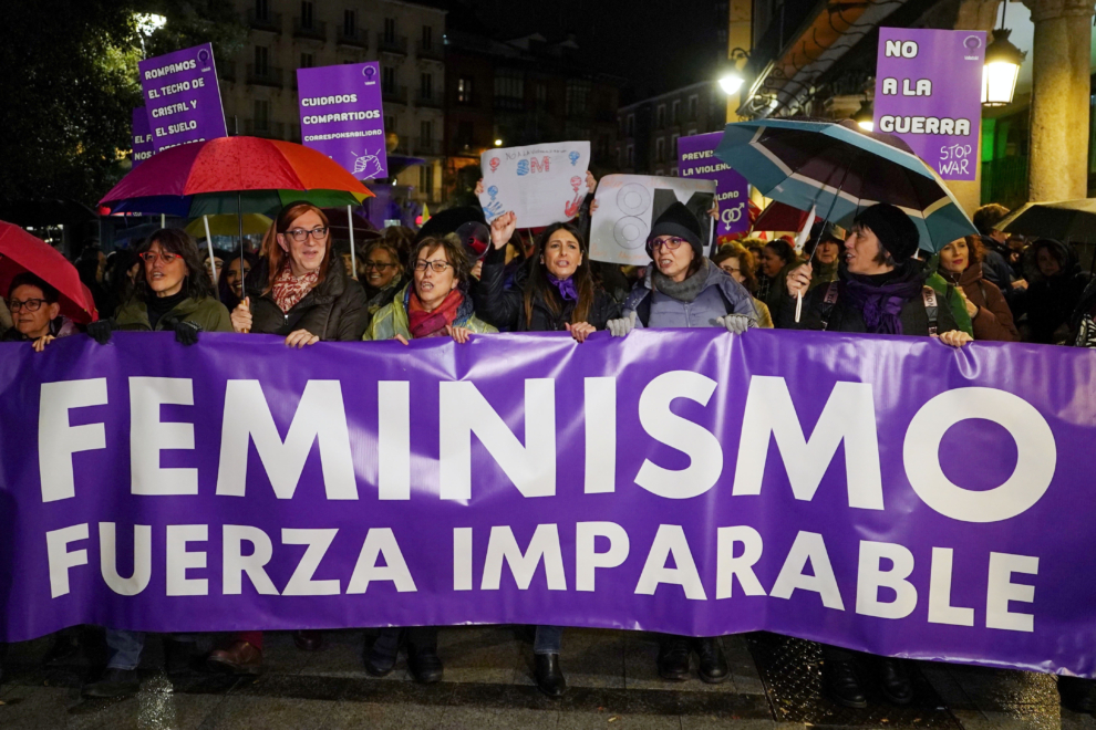 Cientos de personas han hecho frente a lluvia este viernes por las calles de Valladolid en una manifestación para reivindicar la igualdad, y rechazar cualquier retroceso en los derechos de las mujeres y que se enmarcan en los actos del Día Internacional de la Mujer que se celebra el 8 de marzo. 