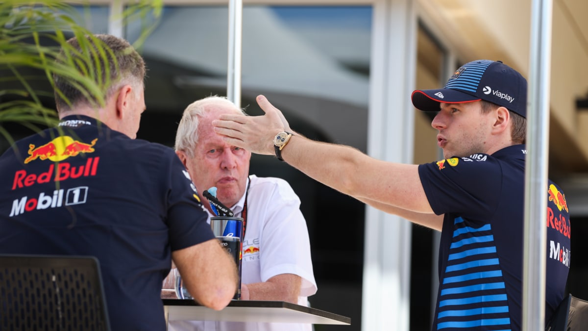 Christian Horner (I), Helmut Marko (C) y Max Verstappen (D) conversan en la previa del GP de Baréin