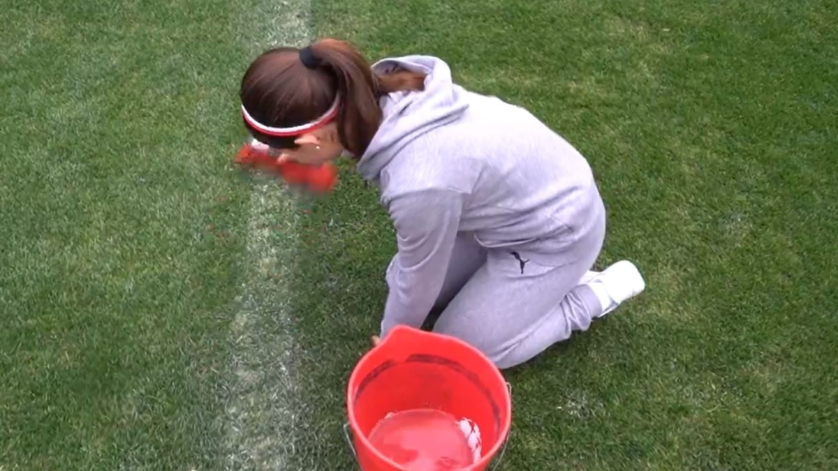 Niña limpia una línea del campo en el vídeo del Sporting de Gijón por el 8-M