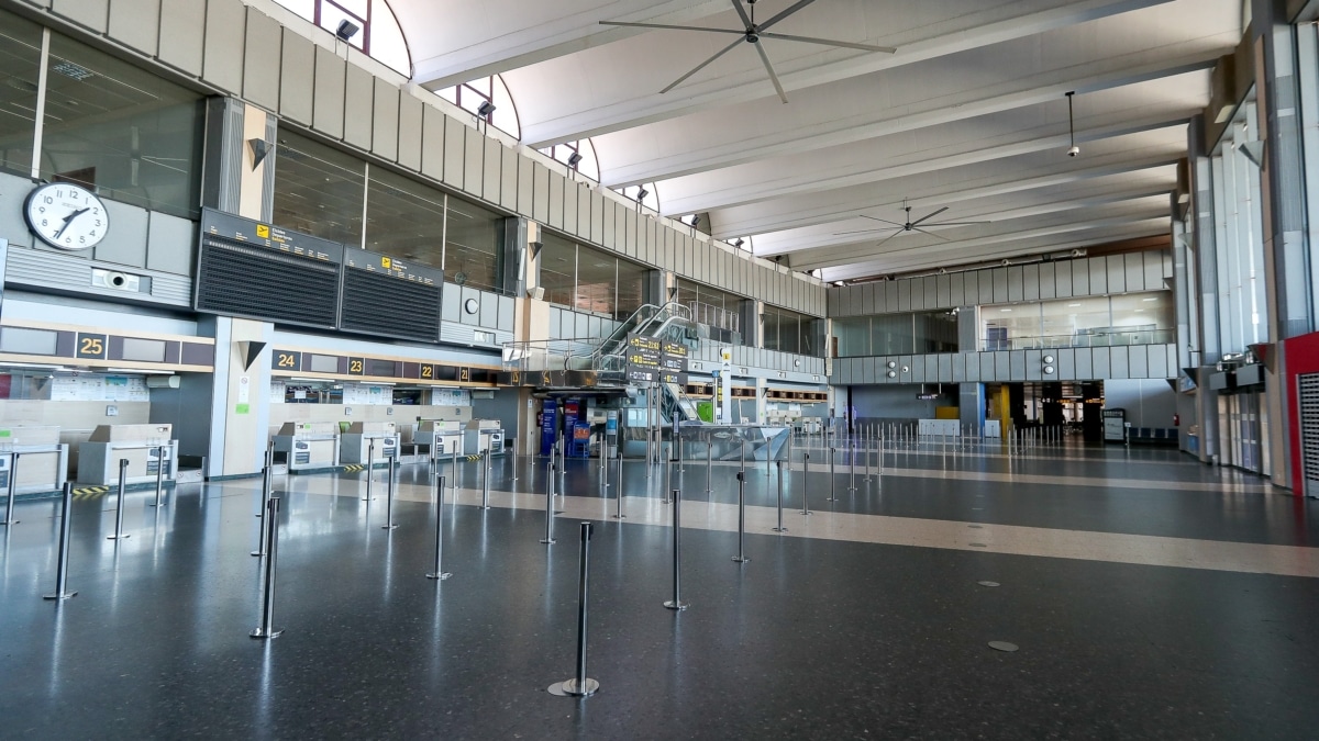 Vista del interior del aeropuerto de Manises (Valencia)