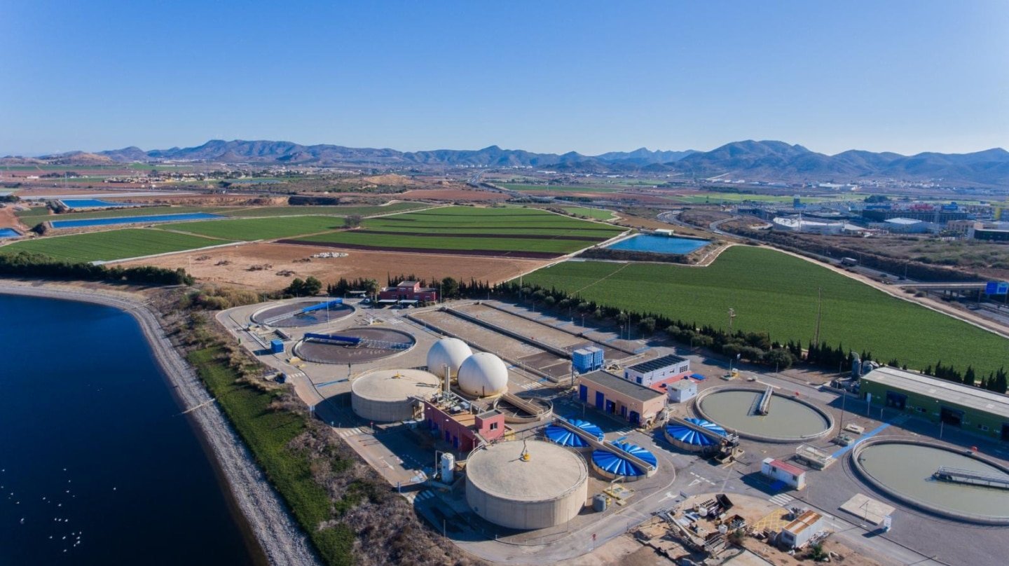 La depuradora en Cabezo Beaza también mitiga el estrés hídrico en el Campo de Cartagena, en Murcia, una de las grandes zonas agrícolas de España, tratando 24.000 m3 de agua al día.