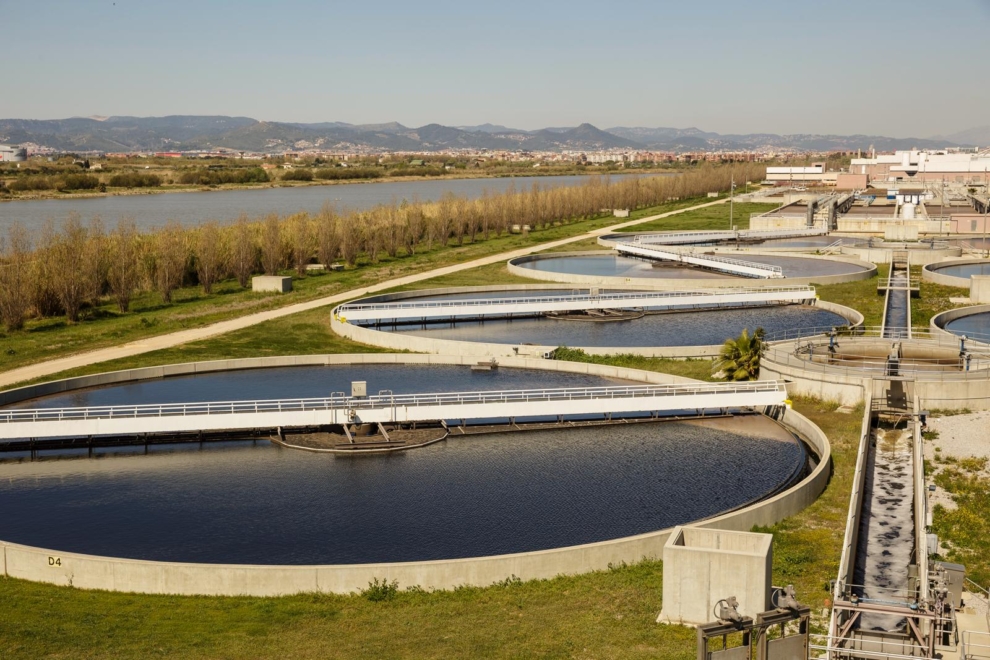 El agua regenerada en la ecofactoría del Baix Llobregat alivia la sequía en Barcelona, suministrando un 25% de los recursos hídricos del área metropolitana.