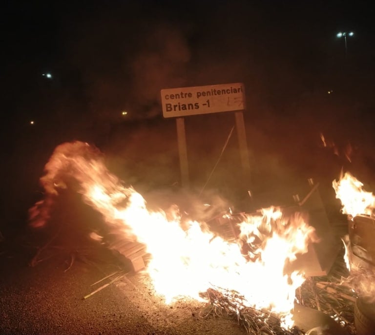 Los funcionarios de prisiones bloquean las entradas a las cárceles catalanas por el asesinato de una cocinera