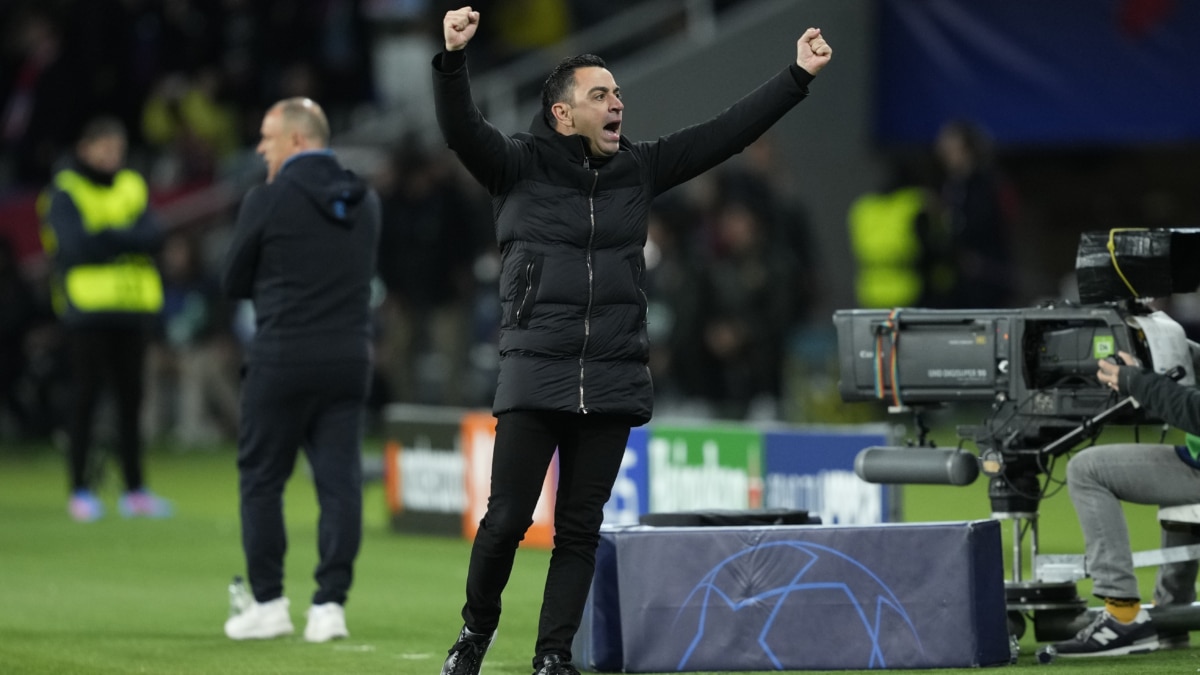 El entrenador del FC Barcelona Xavi Hernández celebra uno de los gol esconseguidos ante el Nápoles