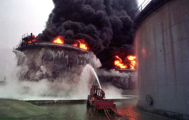 Bombardeo de refinería en Novi Sad.