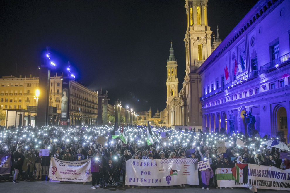 Miles de mujeres han vuelto a 'tomar' las calles de Zaragoza en una marcha festiva, con batukadas, pero muy reivindicativa, bajo el lema 'Por nuestros derechos, seguimos aquí', convocadas por las organizaciones feministas de Zaragoza con motivo del 8 de marzo bajo el lema 'Por nuestros derechos, seguimos aquí'. 